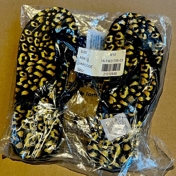 Brand new flip flops in packaging! - Picture 1 of 1